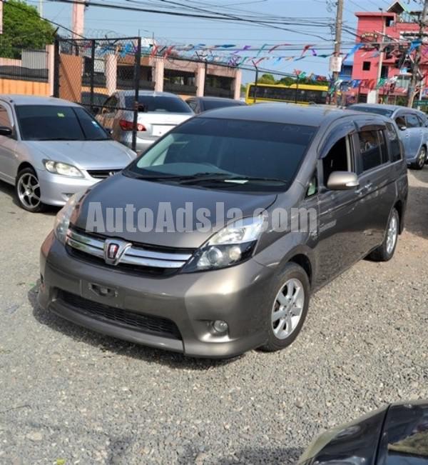 Toyota isis 2011
