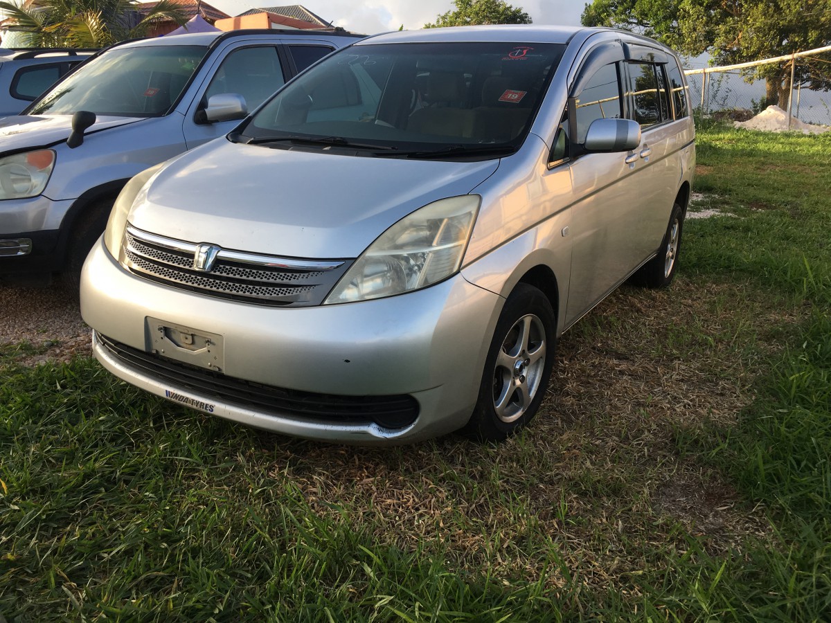 Toyota isis 2006