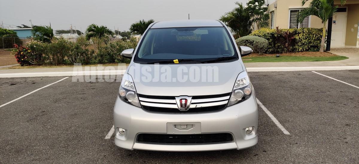 Toyota isis 2015