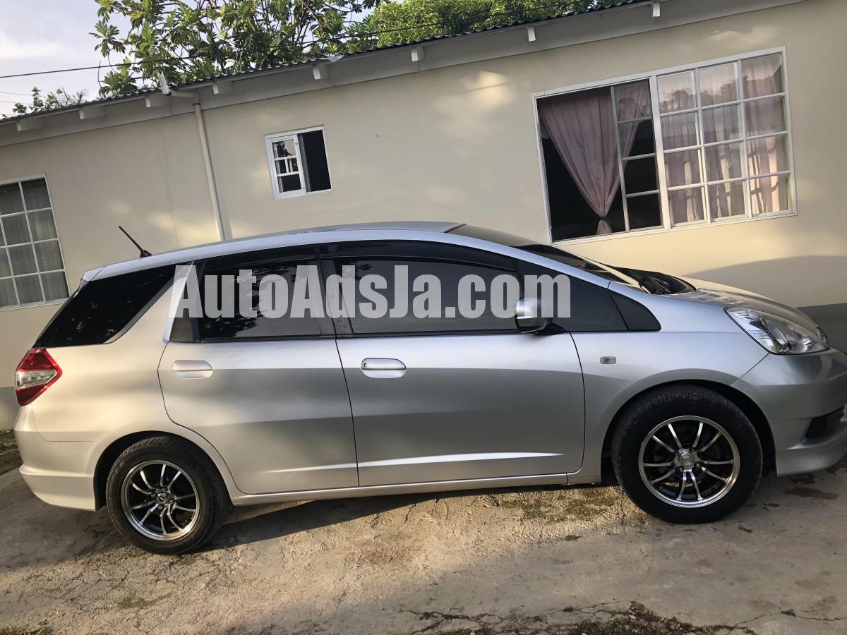 Honda fit shuttle 2011