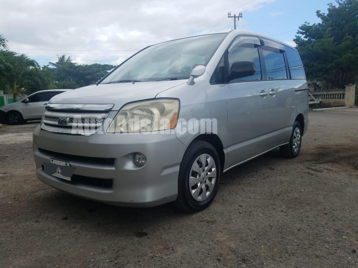 Toyota noah 2006