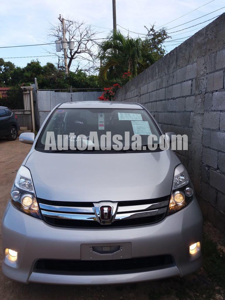 Toyota isis 2013
