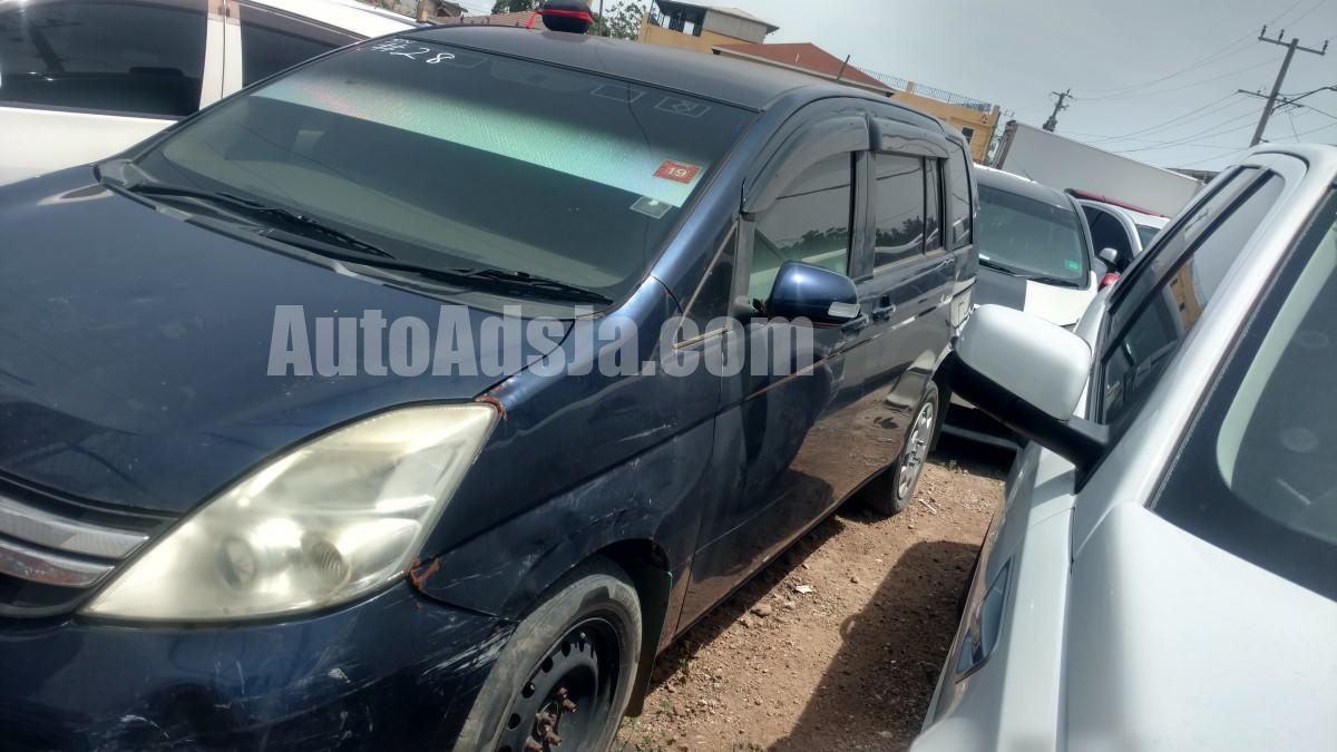 Toyota isis 2013
