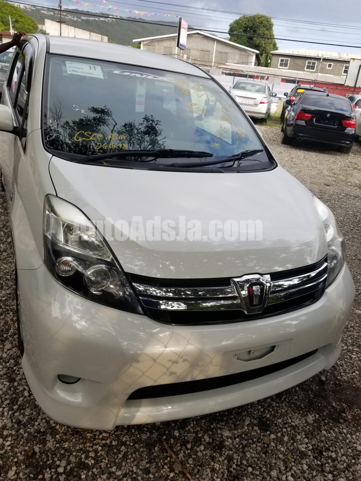 Toyota isis 2013