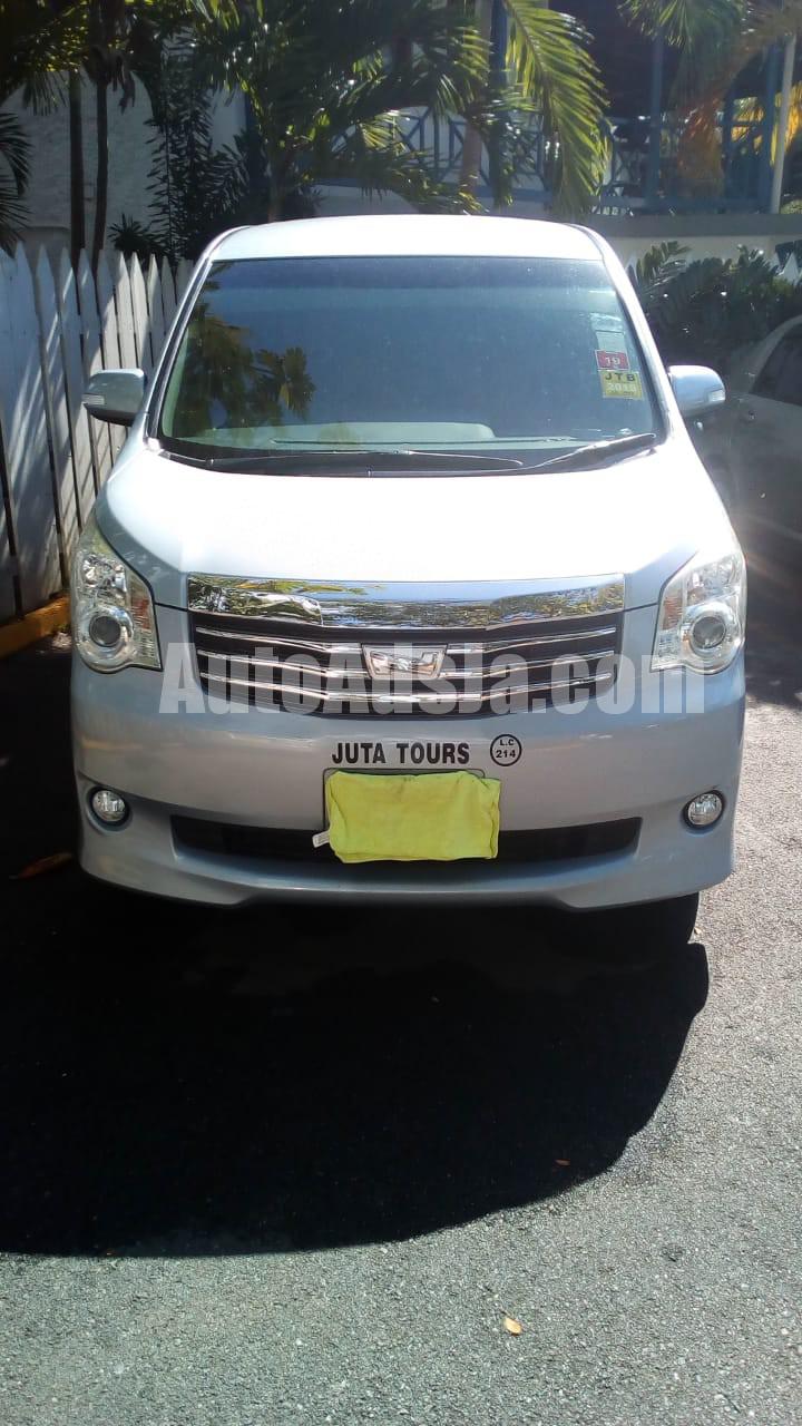 Noah toyota 2011