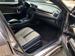2018 Honda Civic Touring
$2,390,000