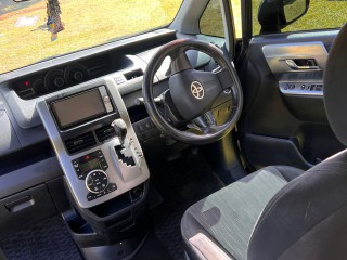 2011 Toyota Voxy zs