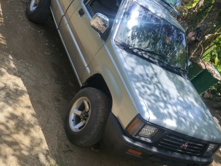 2000 Mitsubishi L200