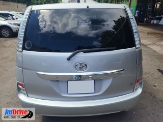 2013 Toyota ISIS