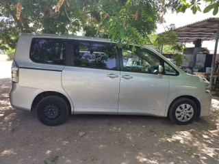 2013 Toyota Voxy for sale in Kingston / St. Andrew, Jamaica