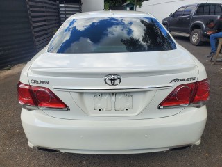 2011 Toyota CROWN