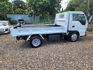 2006 Isuzu Isuzu elf 3 ton tipper trucks for sale in Manchester, Jamaica