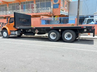 2007 Freightliner M102 business classs