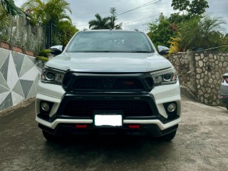 2017 Toyota Hilux Revo 
$4,980,000