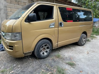 2007 Toyota Hiace bus