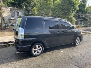 2005 Toyota Voxy