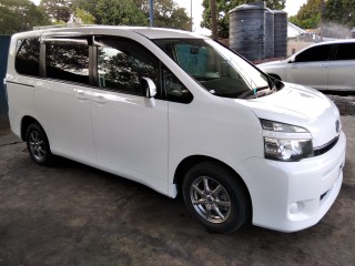 2013 Toyota Voxy for sale in Kingston / St. Andrew, Jamaica