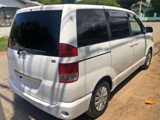 2006 Toyota Noah