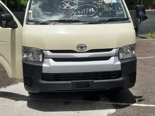 2015 Toyota hiace