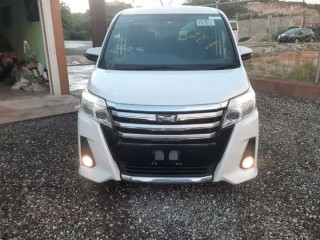 2014 Toyota Noah SI