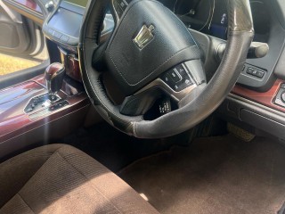 2013 Toyota Crown
$2,650,000