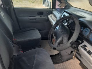 2000 Nissan Serena