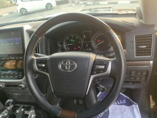 2017 Toyota LAND CRUISER
$2,981,195