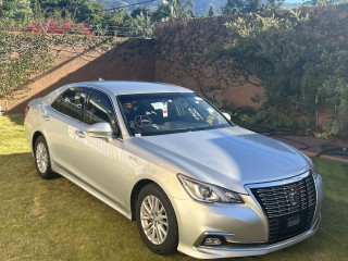 2016 Toyota Crown Hybrid Royal Saloon