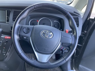 2014 Toyota Isis platana