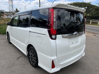 2014 Toyota Noah Si