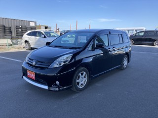 2014 Toyota Isis platana