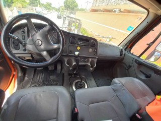 2007 Freightliner M102 business classs