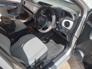 2013 Toyota vitz