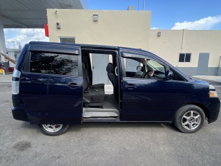 2006 Toyota Voxy