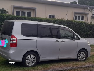 2011 Toyota Noah