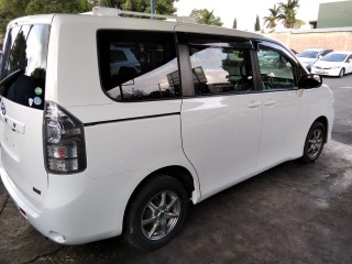 2013 Toyota Voxy for sale in Kingston / St. Andrew, Jamaica