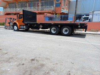 2007 Freightliner M102 business classs