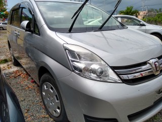 Toyota isis 2013