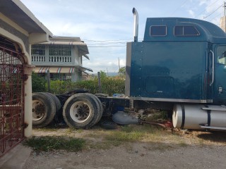 2005 Saturn Eagle international truck head for sale in St. Catherine, Jamaica