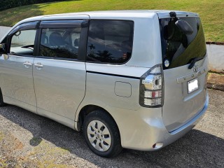 2013 Toyota Voxy