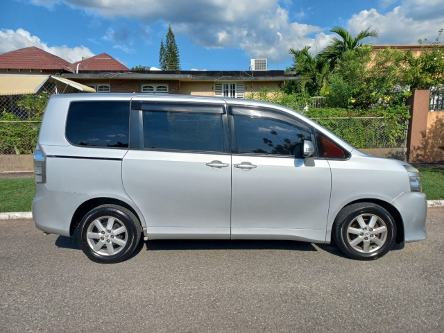 2013 Toyota Voxy for sale in Kingston / St. Andrew, Jamaica