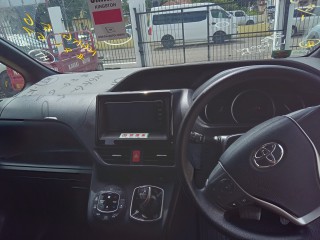 2017 Toyota Noah hybrid