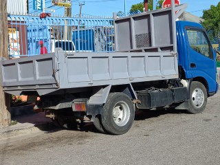 2005 Hino DUTRO