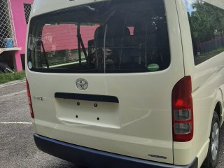 2015 Toyota hiace