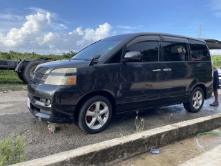 2005 Toyota Voxy