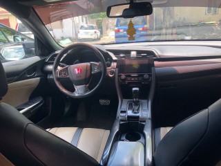 2018 Honda Civic Touring
$2,390,000
